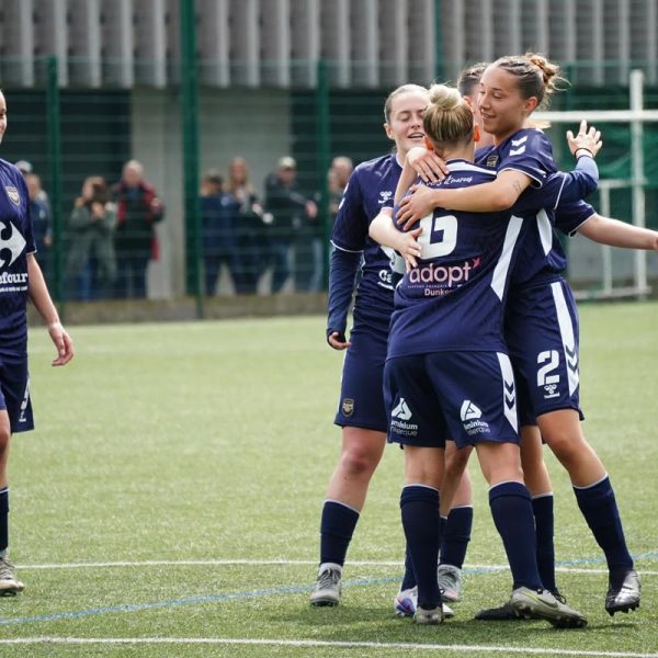 USL Dunkerque women's team players celebrating a goal