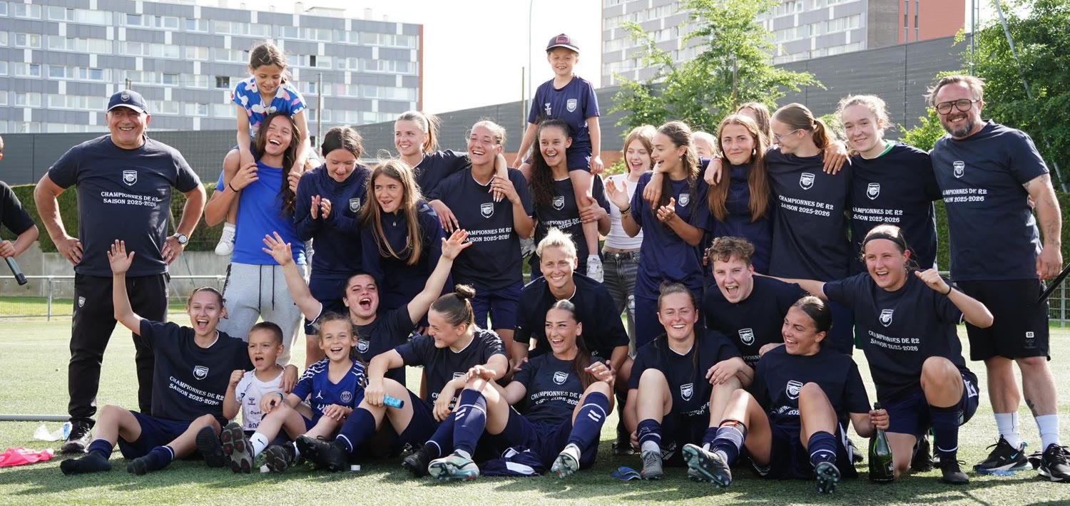 The USL Dunkerque women's team together after winning their title
